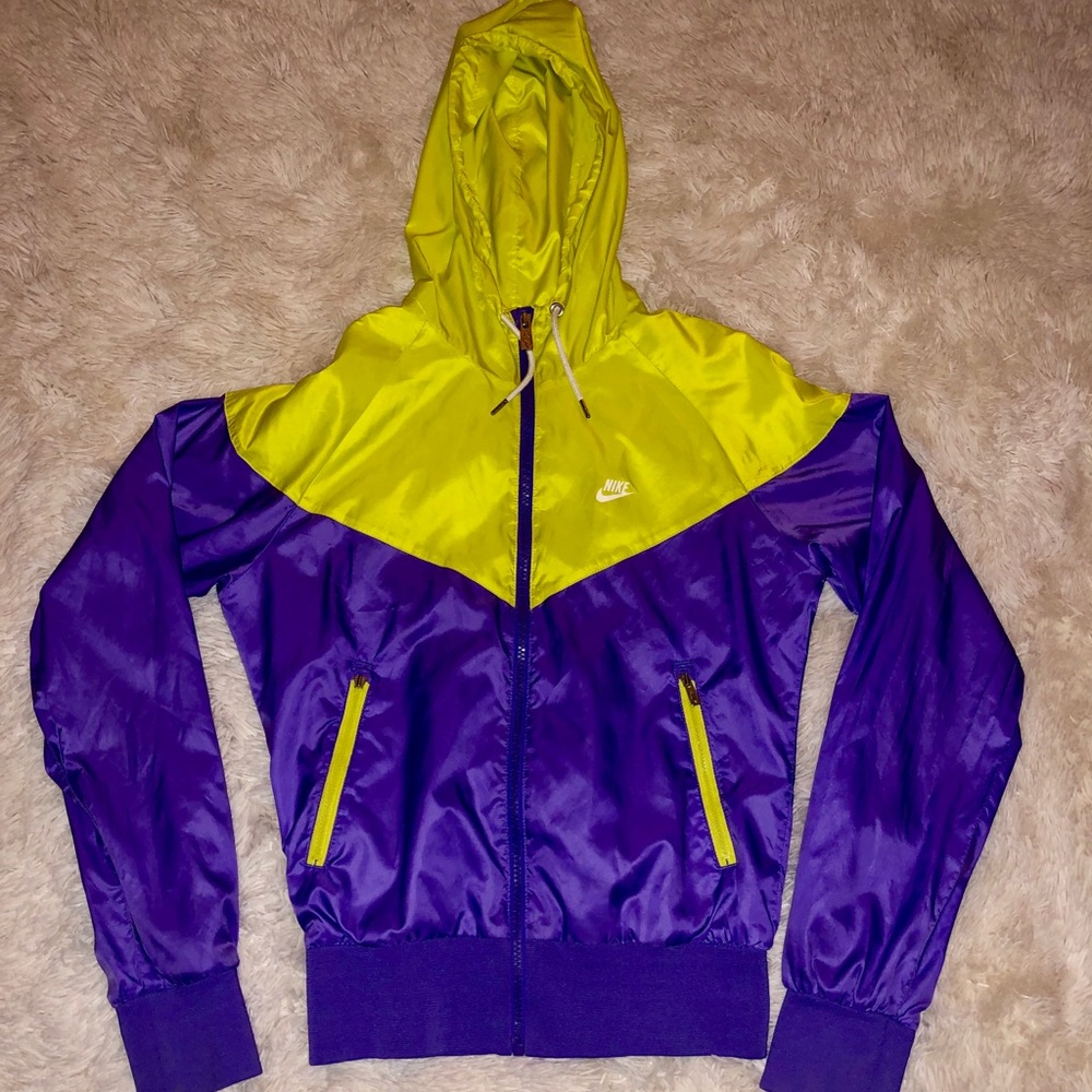 Nike Windrunner jacket Size Small